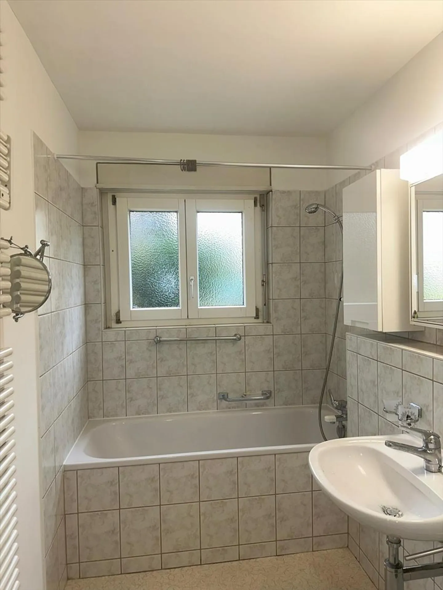 Freshly painted 4-room apartment in Neuhausen am Rheinfall - Photo 4 of 9