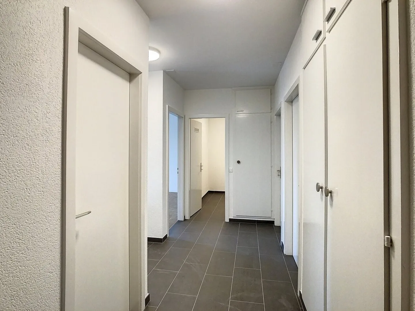 Superb fully renovated accommodation with stunning unobstructed view! - Photo 8 of 13