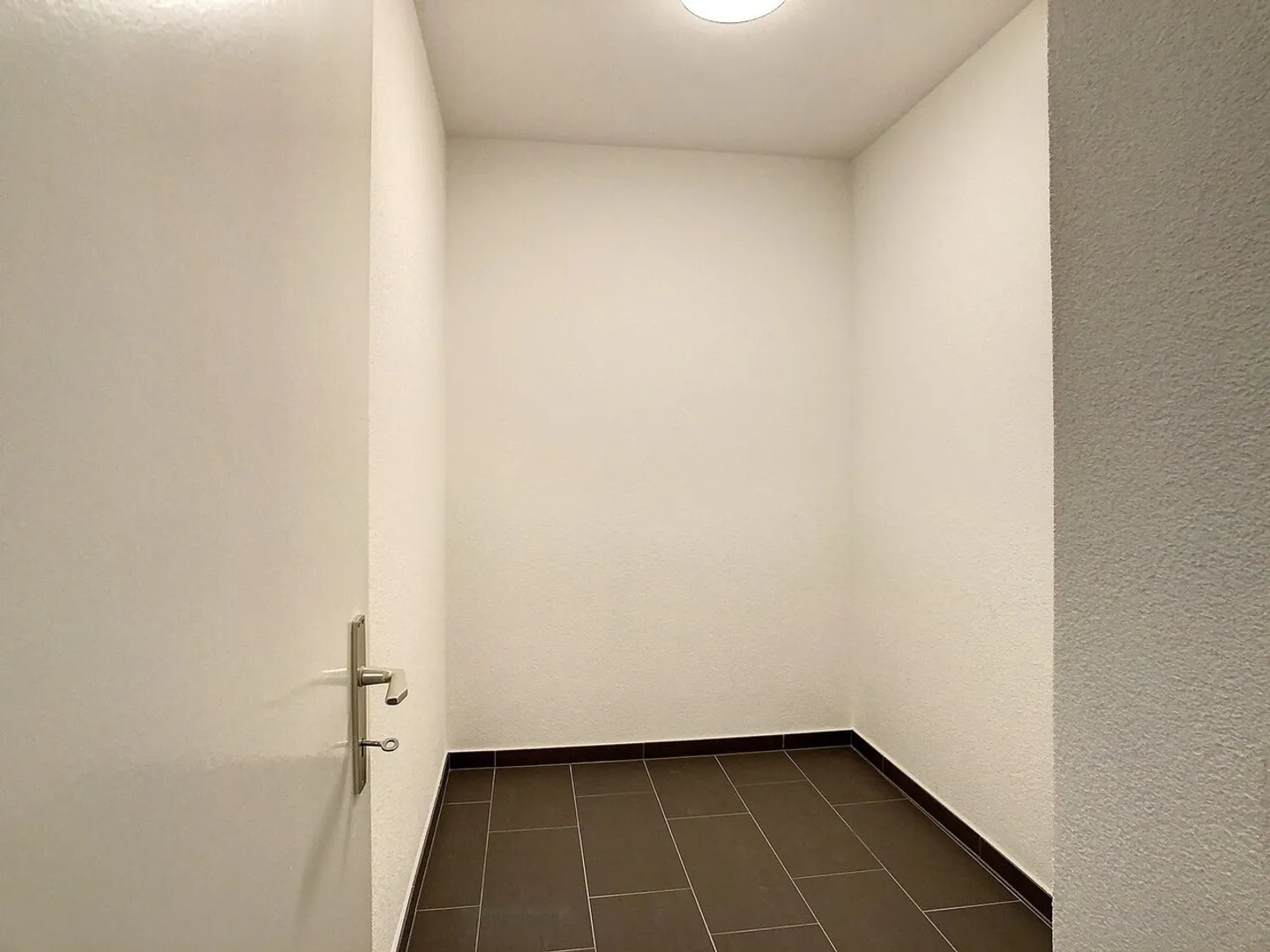 Superb fully renovated accommodation with stunning unobstructed view! - Photo 9 of 13