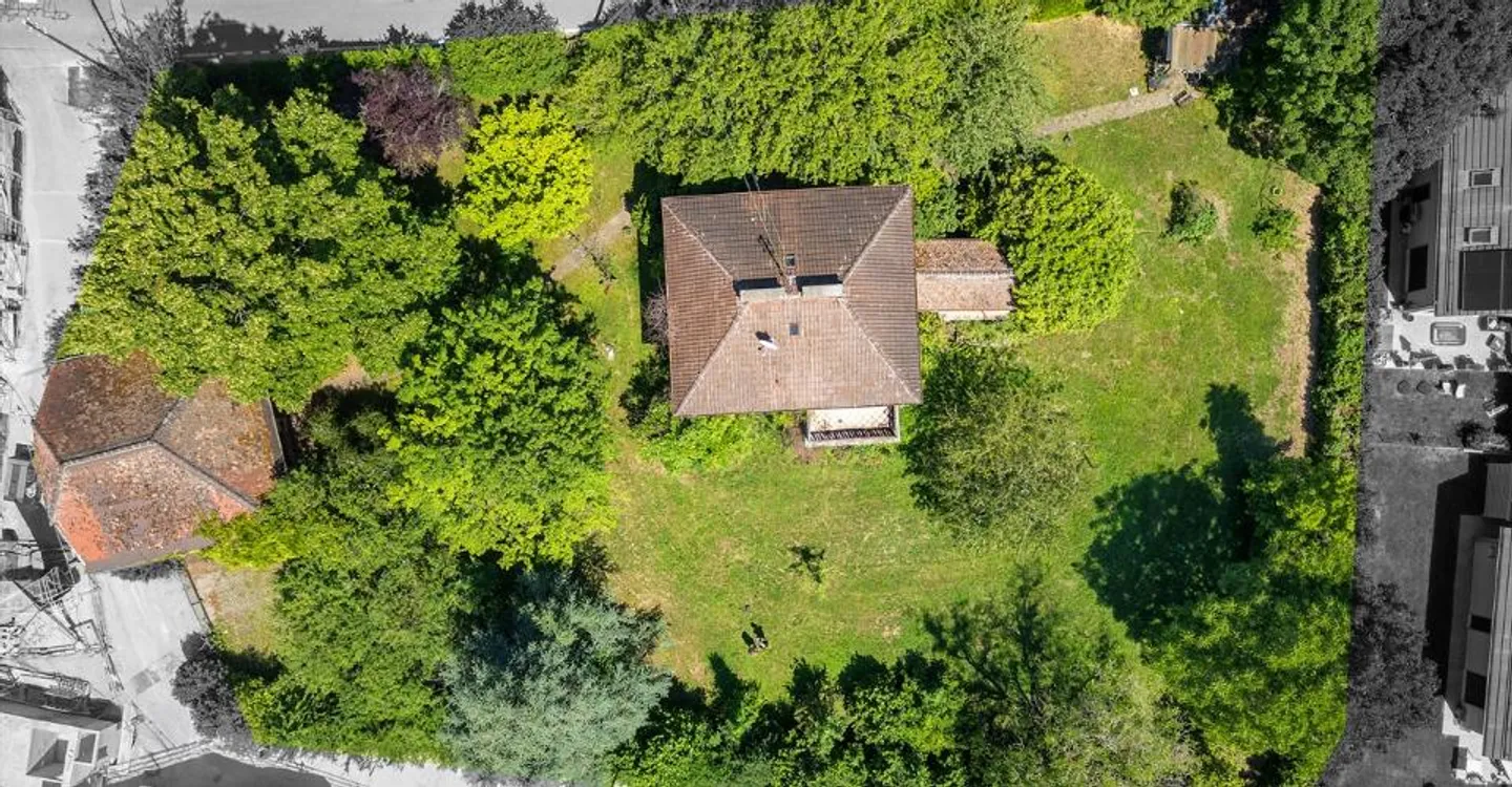 Familienvilla mit großem Potenzial in privilegierter Umgebung - Foto 2 von 12
