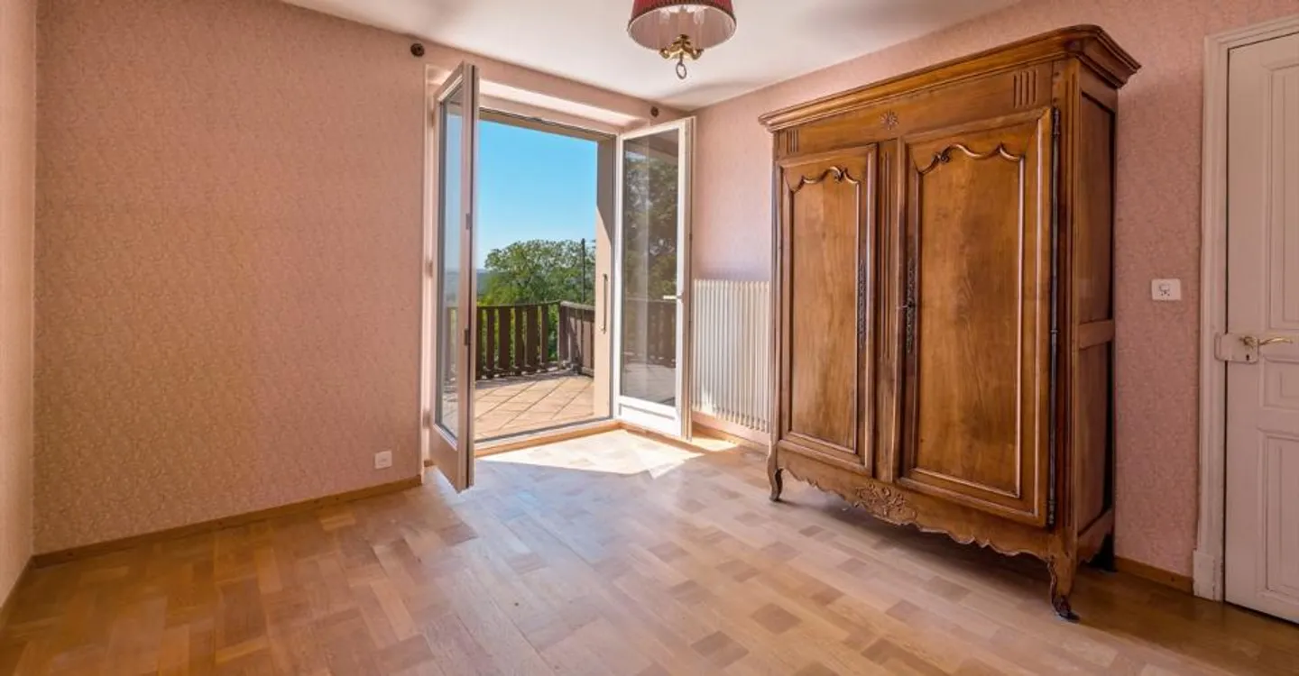 Familienvilla mit großem Potenzial in privilegierter Umgebung - Foto 9 von 12