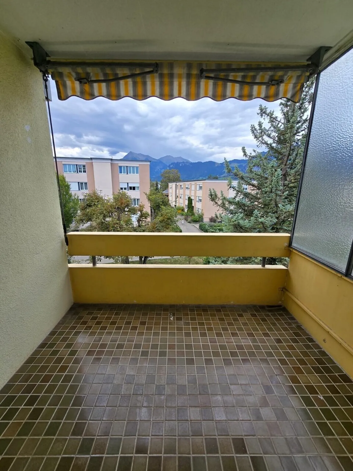 Appartement spacieux de 4,5 pièces avec balcon et vue sur la montagne à Thun - Photo 3 sur 13