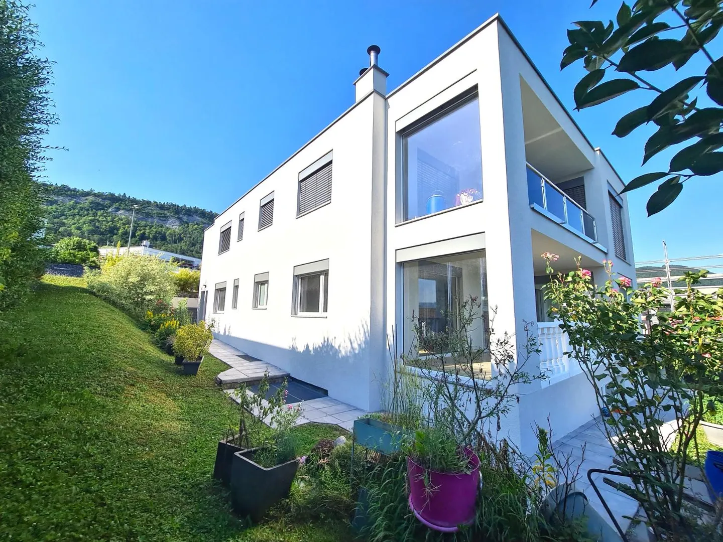 Very nice and spacious villa ideally located comprising 3 apartments - Photo 1 of 30