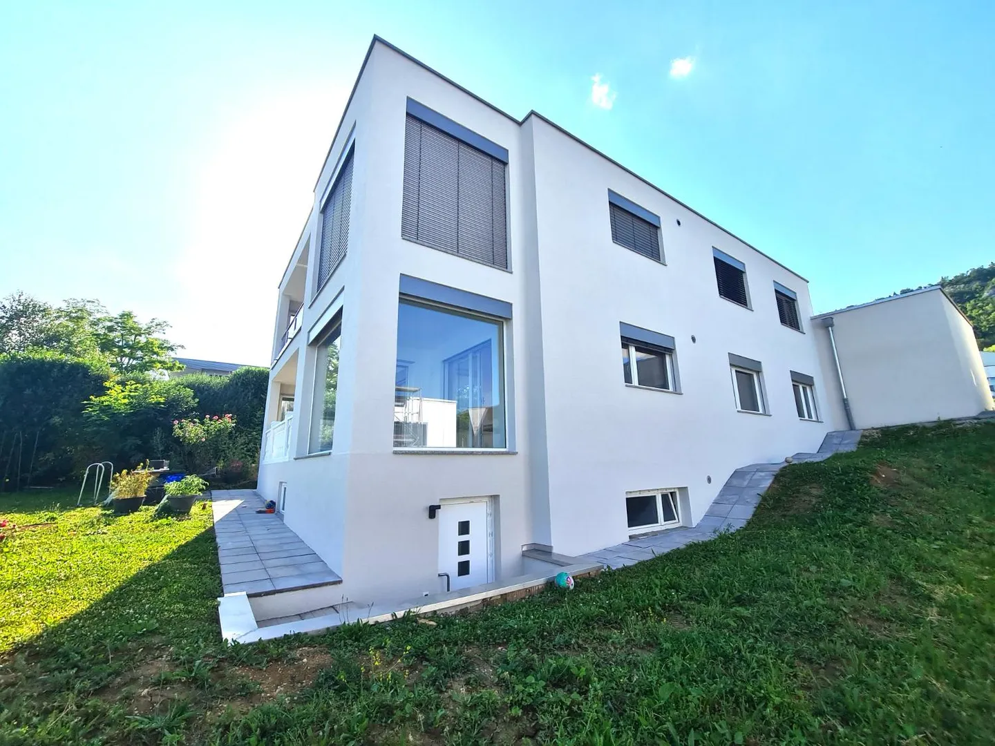 Very nice and spacious villa ideally located comprising 3 apartments - Photo 2 of 30