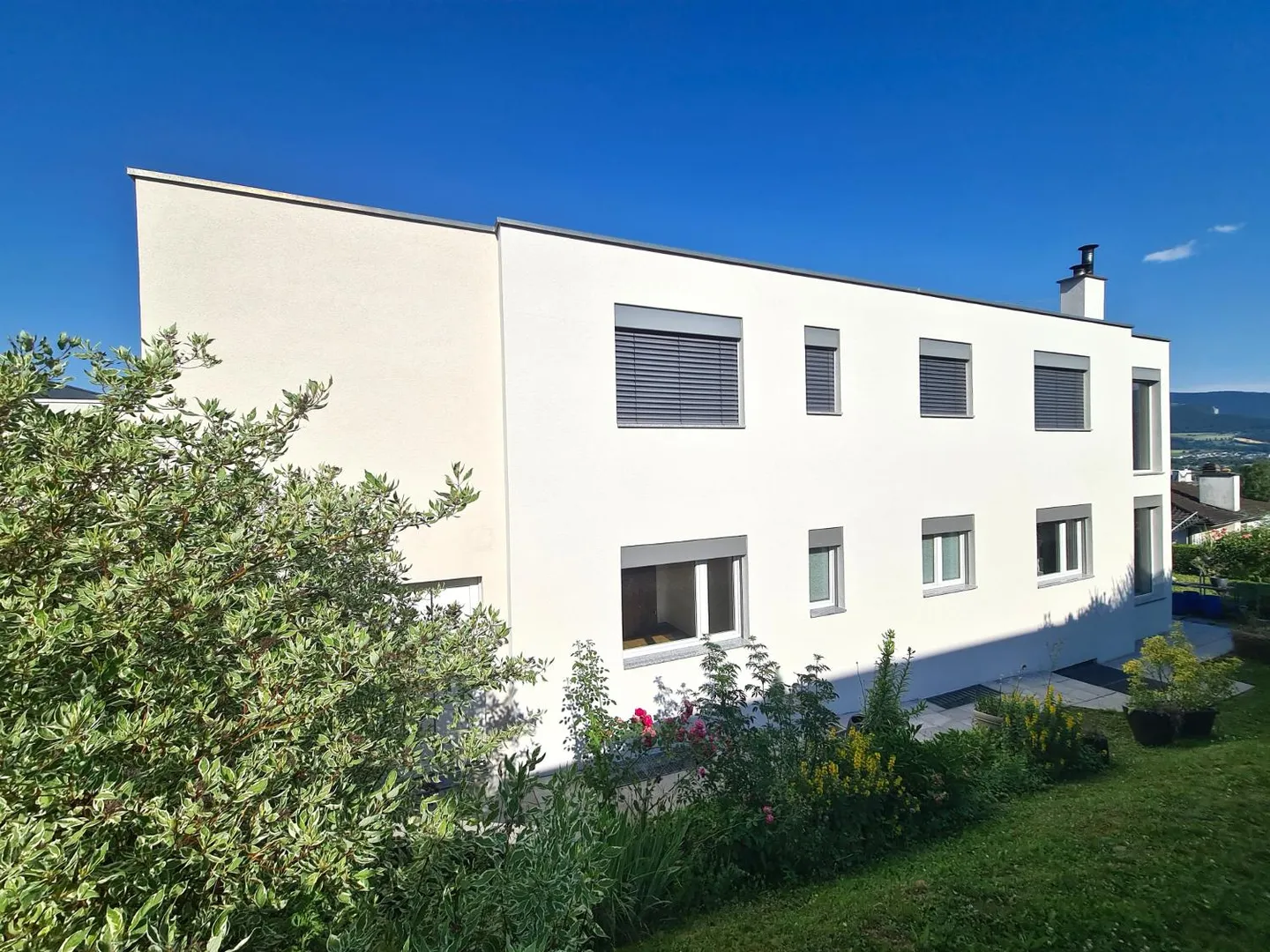 Very nice and spacious villa ideally located comprising 3 apartments - Photo 4 of 30