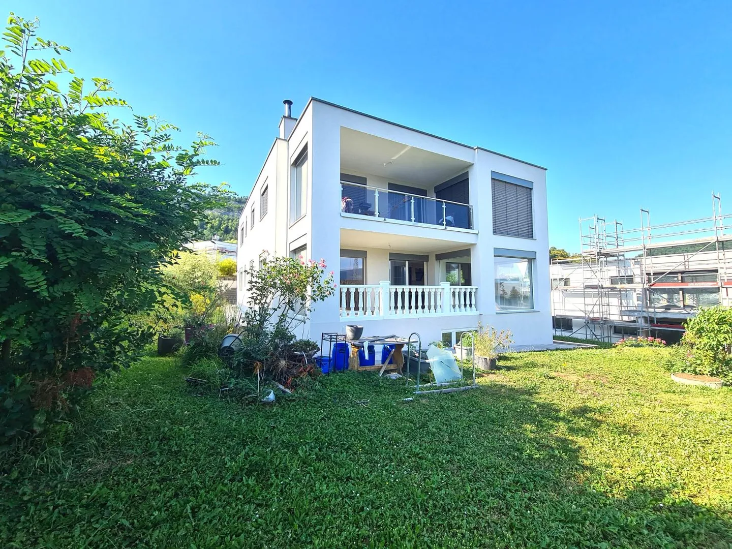 Very nice and spacious villa ideally located comprising 3 apartments - Photo 5 of 30