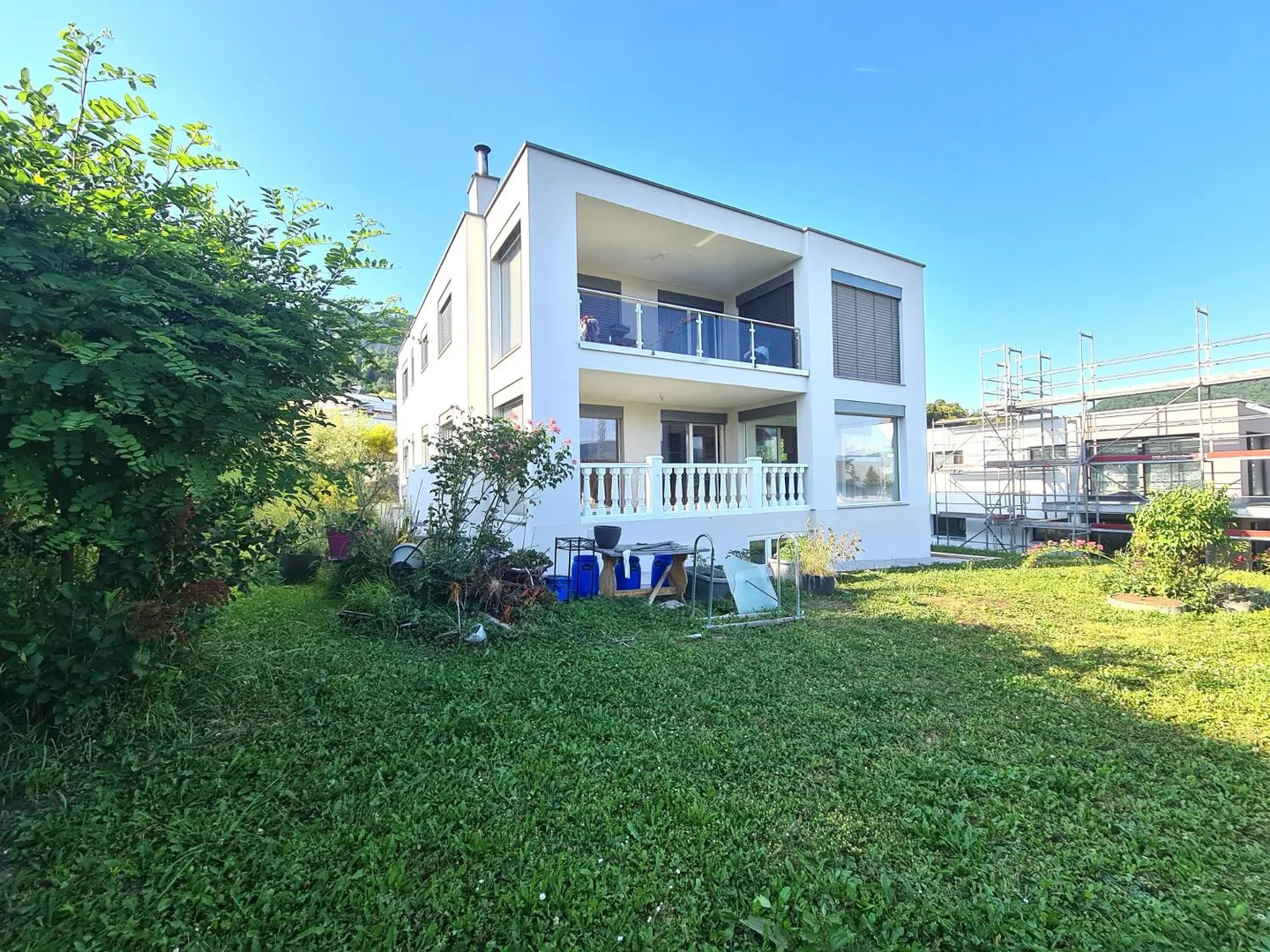 Very nice and spacious villa ideally located comprising 3 apartments - Photo 3 of 30