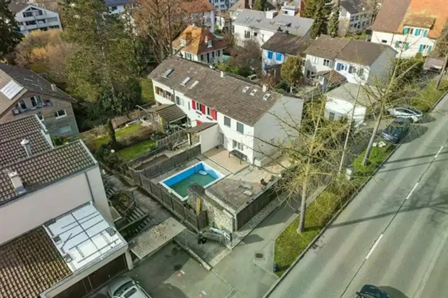 Maison de ville de 4,5 pièces avec piscine à Oberwil - Photo 1 sur 13