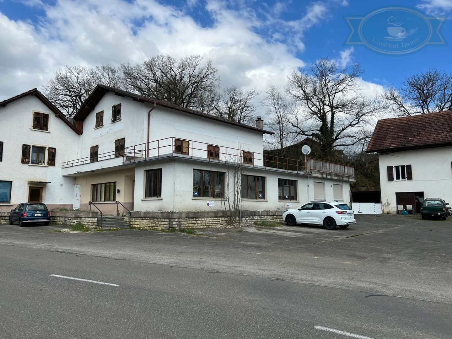 For sale: 2 apartments, 1 restaurant, 1 storage room and large parking lot. - Photo 1 of 12