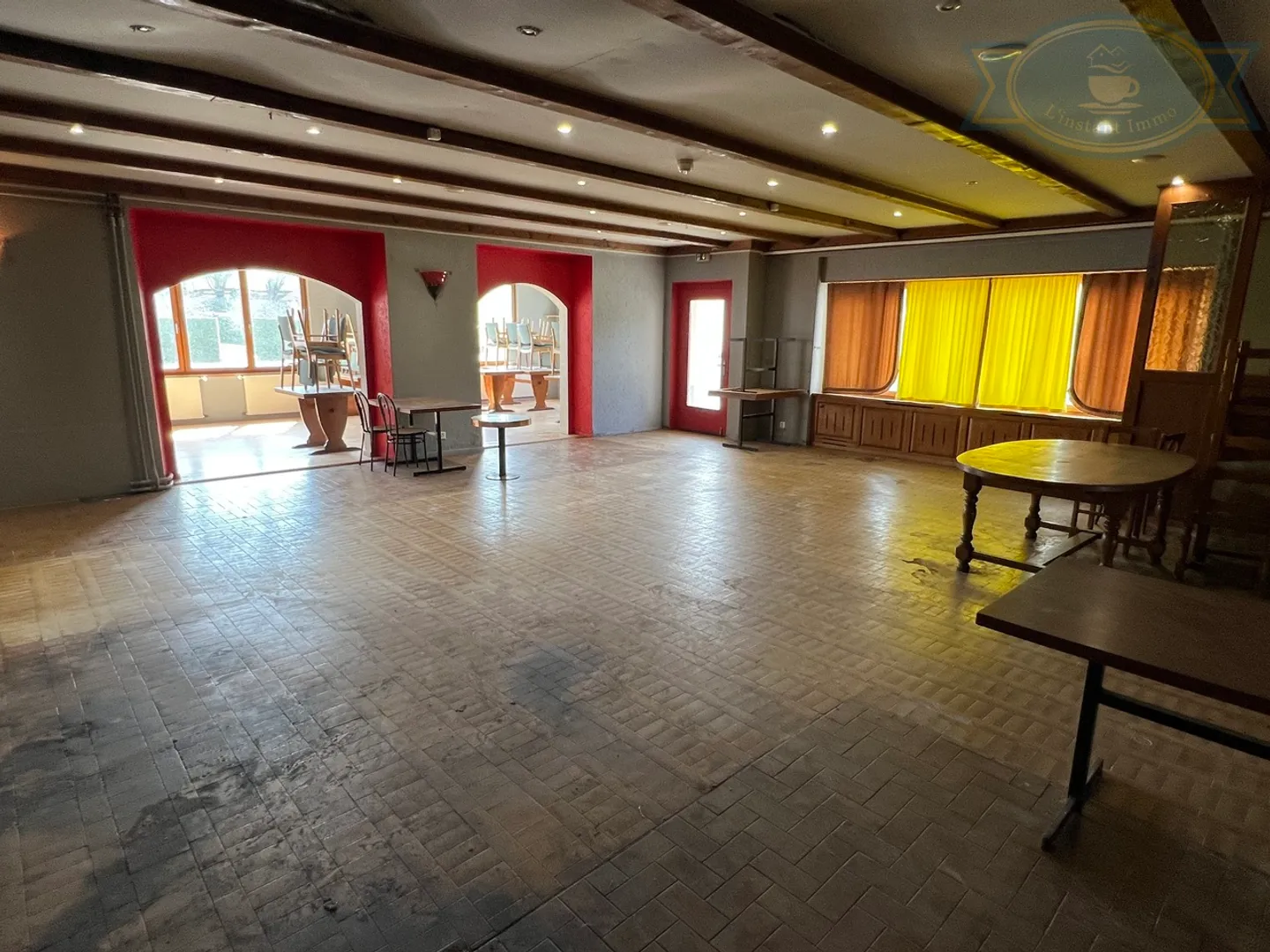 For sale: 2 apartments, 1 restaurant, 1 storage room and large parking lot. - Photo 5 of 12