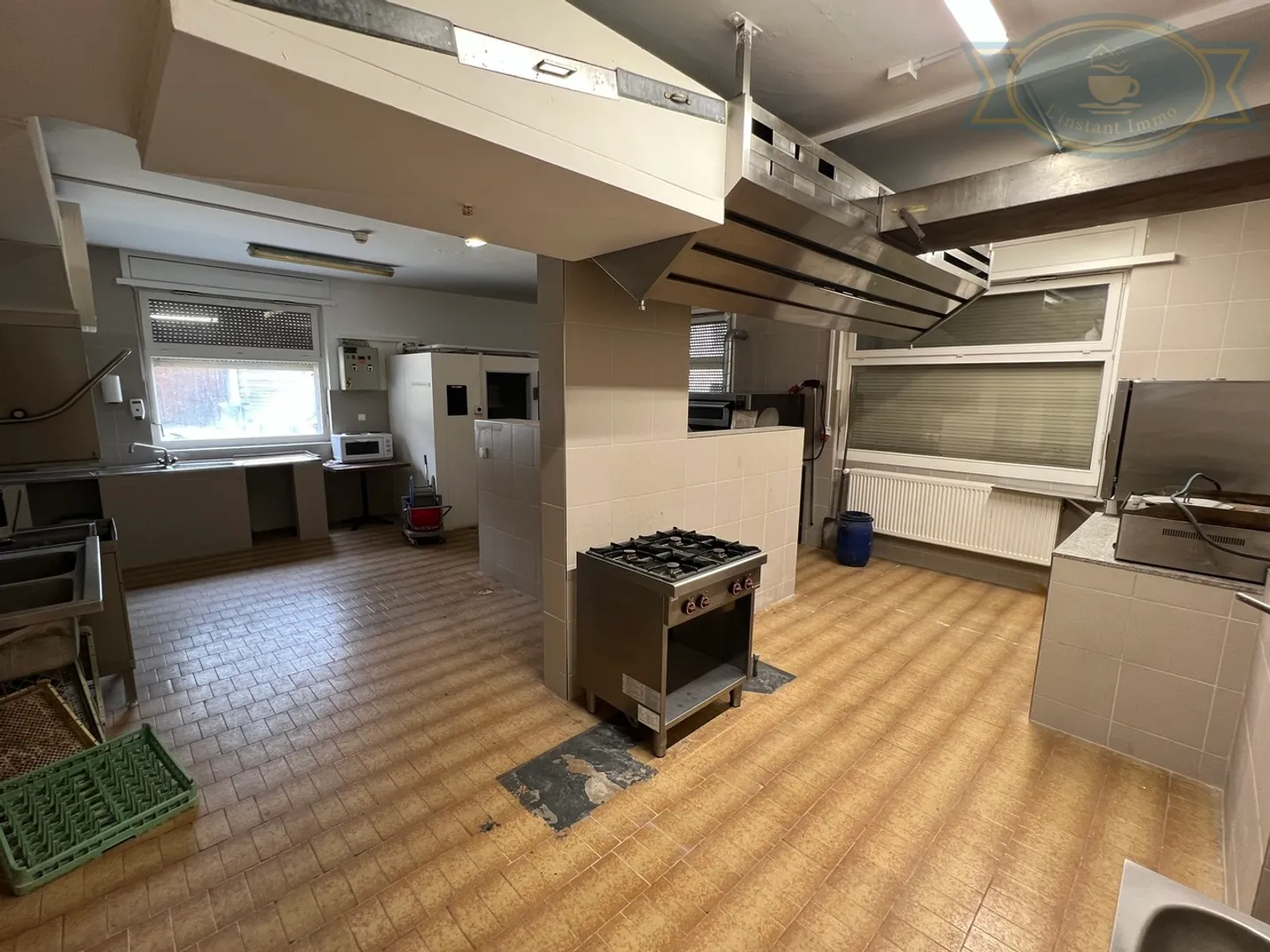 For sale: 2 apartments, 1 restaurant, 1 storage room and large parking lot. - Photo 6 of 12