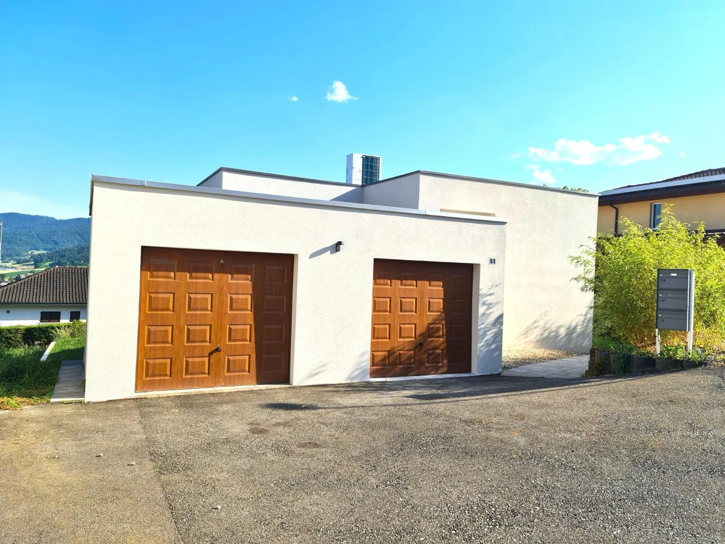 Very nice and spacious villa ideally located comprising 3 apartments - Photo 8 of 30