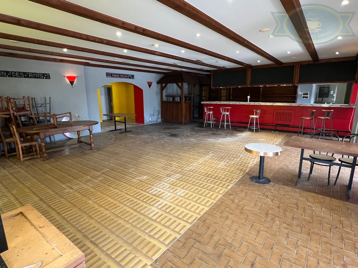 For sale: 2 apartments, 1 restaurant, 1 storage room and large parking lot. - Photo 3 of 12