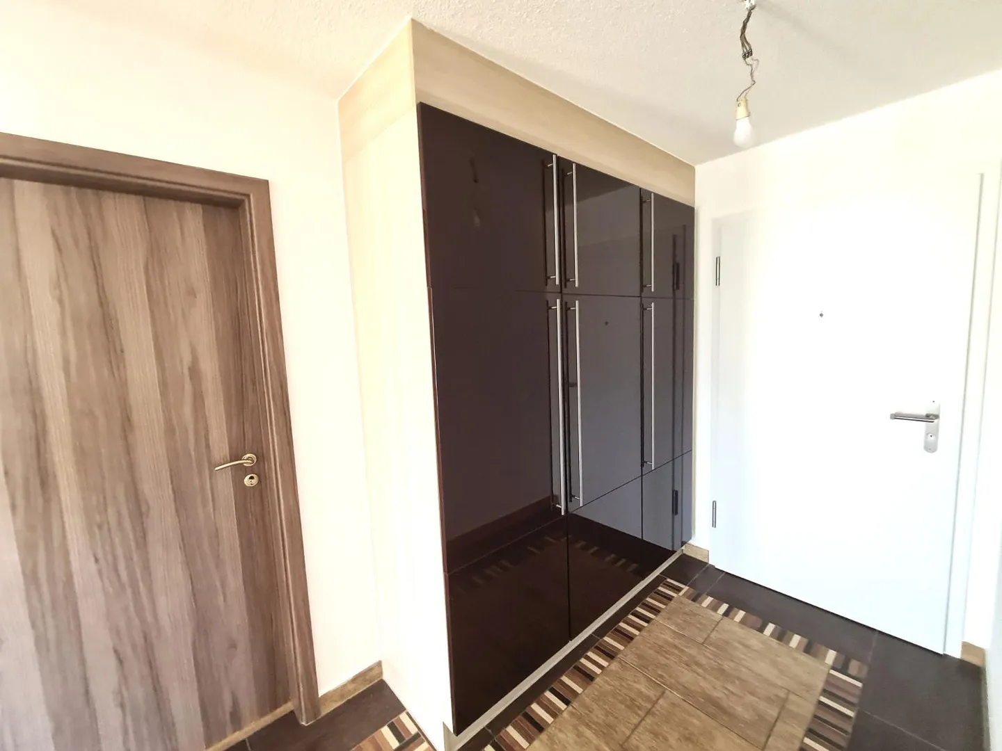 Very nice and spacious villa ideally located comprising 3 apartments - Photo 9 of 30