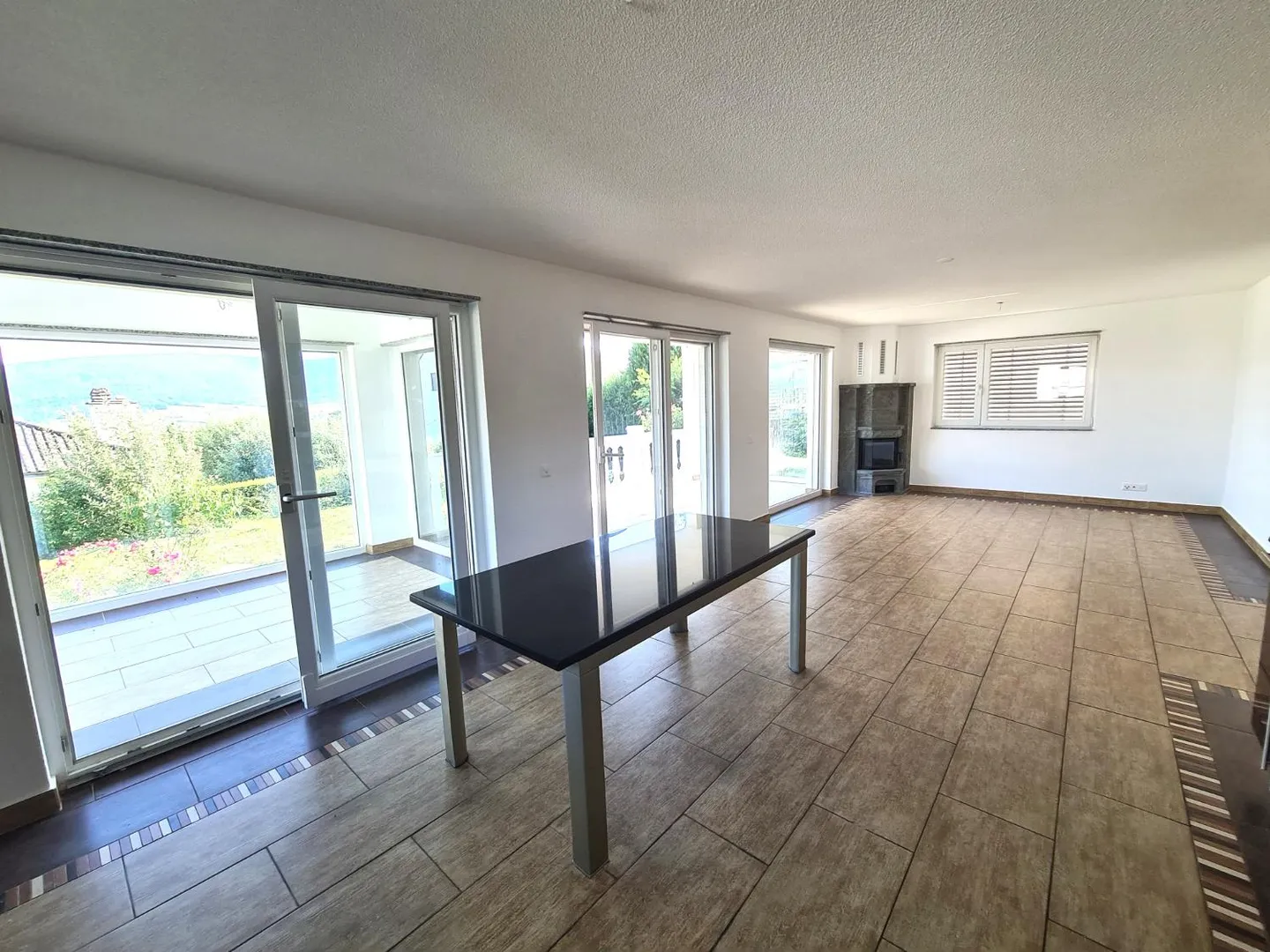 Very nice and spacious villa ideally located comprising 3 apartments - Photo 10 of 30