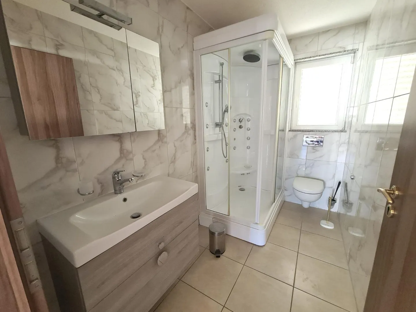 Very nice and spacious villa ideally located comprising 3 apartments - Photo 16 of 30