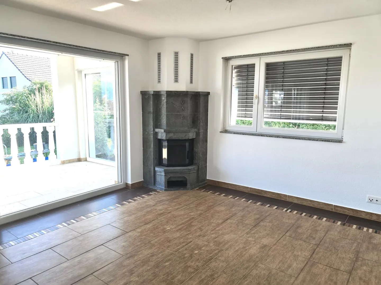 Very nice and spacious villa ideally located comprising 3 apartments - Photo 12 of 30