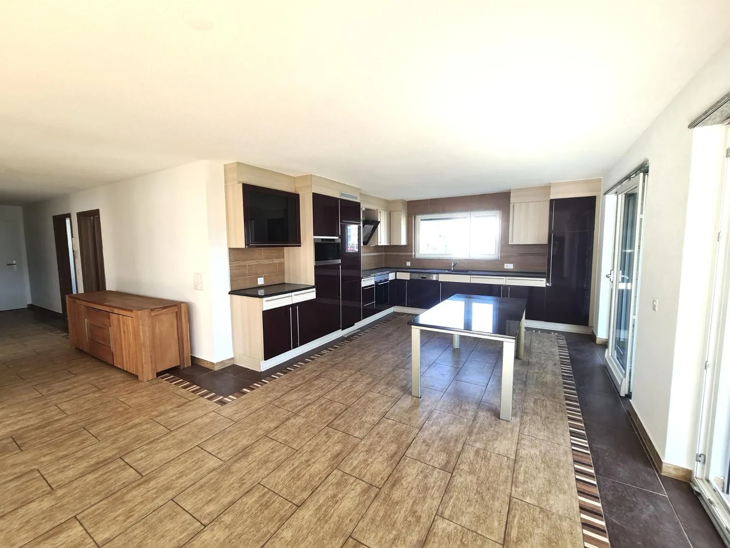 Very nice and spacious villa ideally located comprising 3 apartments - Photo 13 of 30