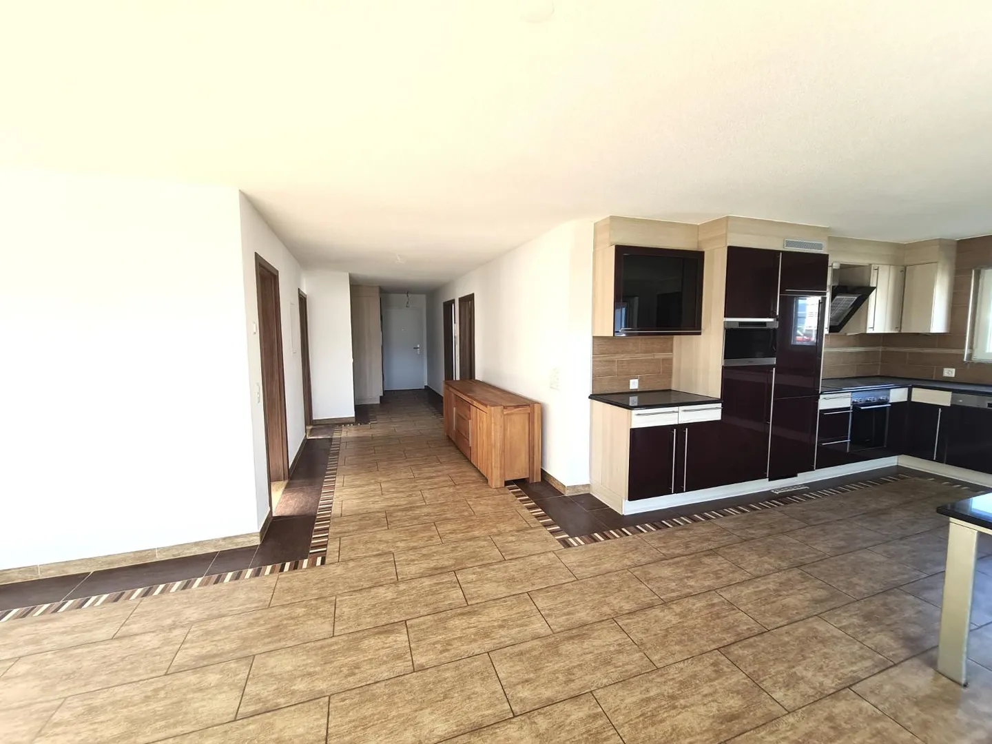 Very nice and spacious villa ideally located comprising 3 apartments - Photo 14 of 30