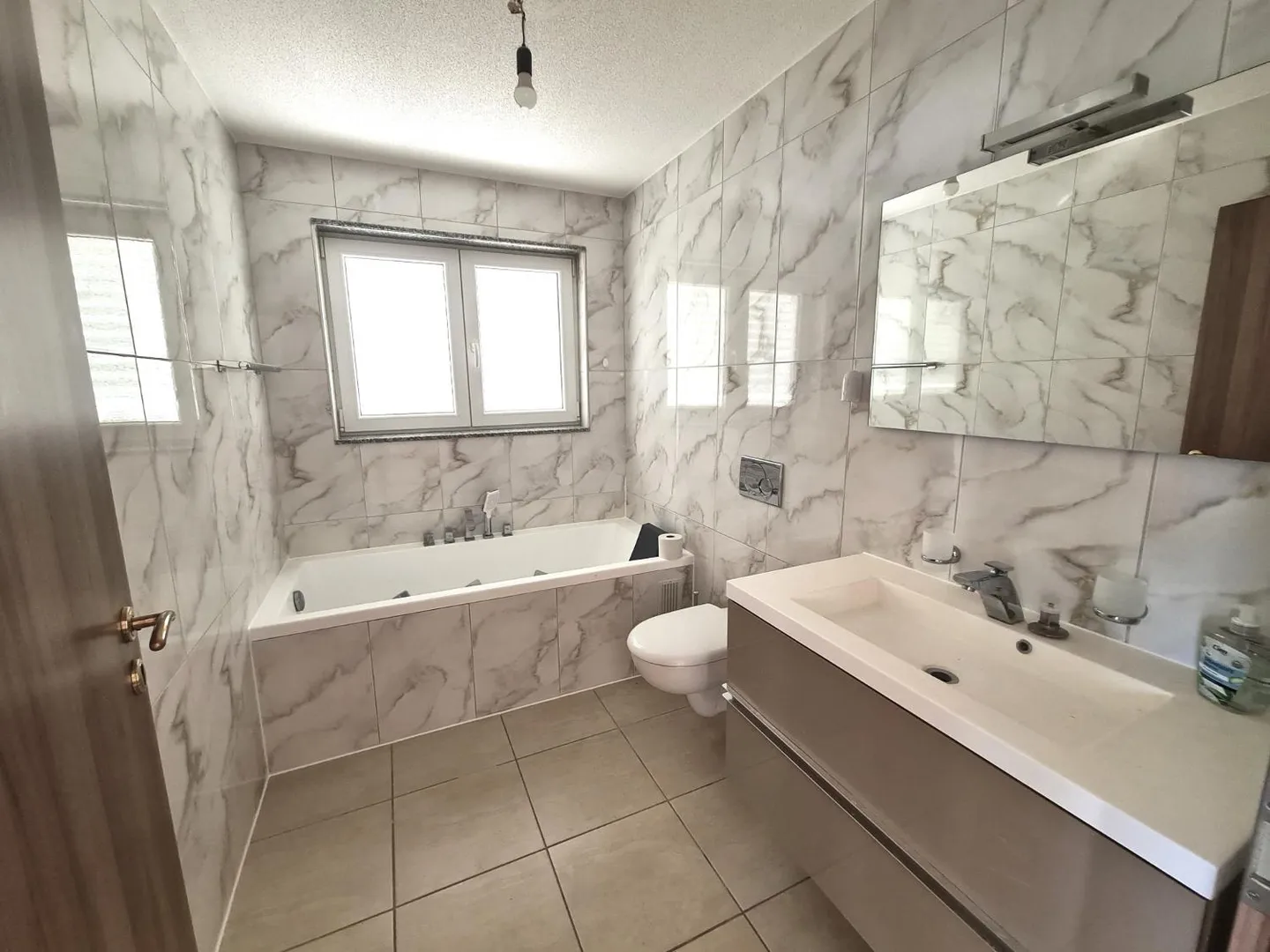 Very nice and spacious villa ideally located comprising 3 apartments - Photo 17 of 30