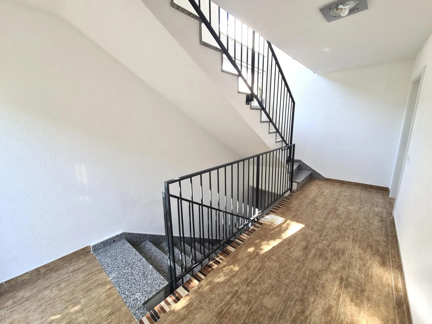 Very nice and spacious villa ideally located comprising 3 apartments - Photo 20 of 30