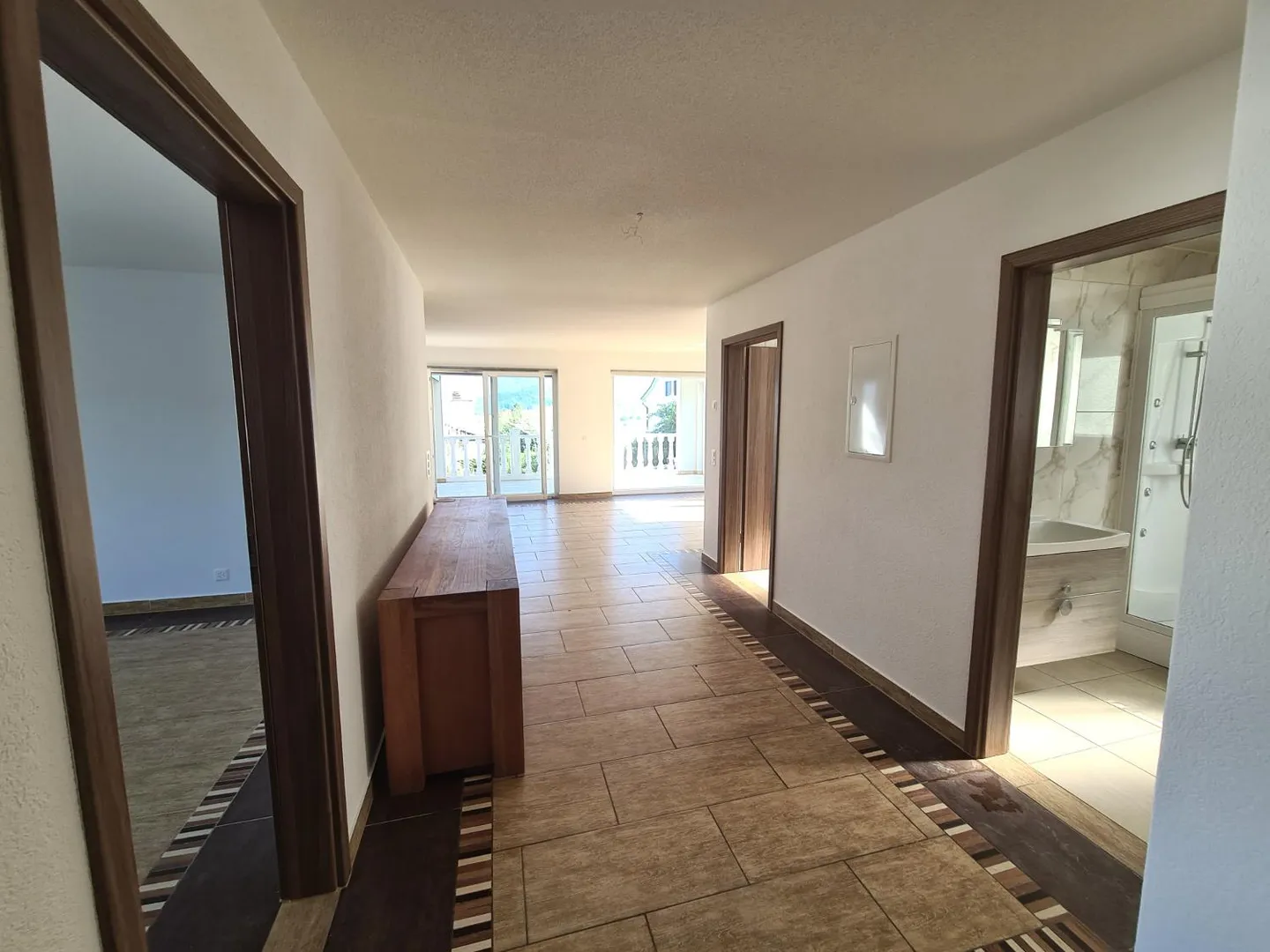 Very nice and spacious villa ideally located comprising 3 apartments - Photo 18 of 30