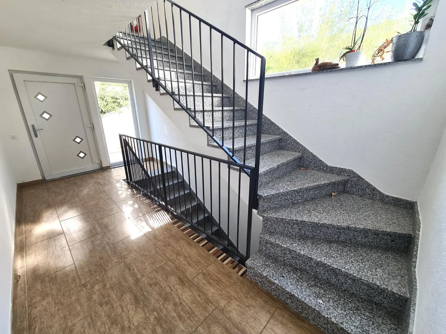 Very nice and spacious villa ideally located comprising 3 apartments - Photo 21 of 30