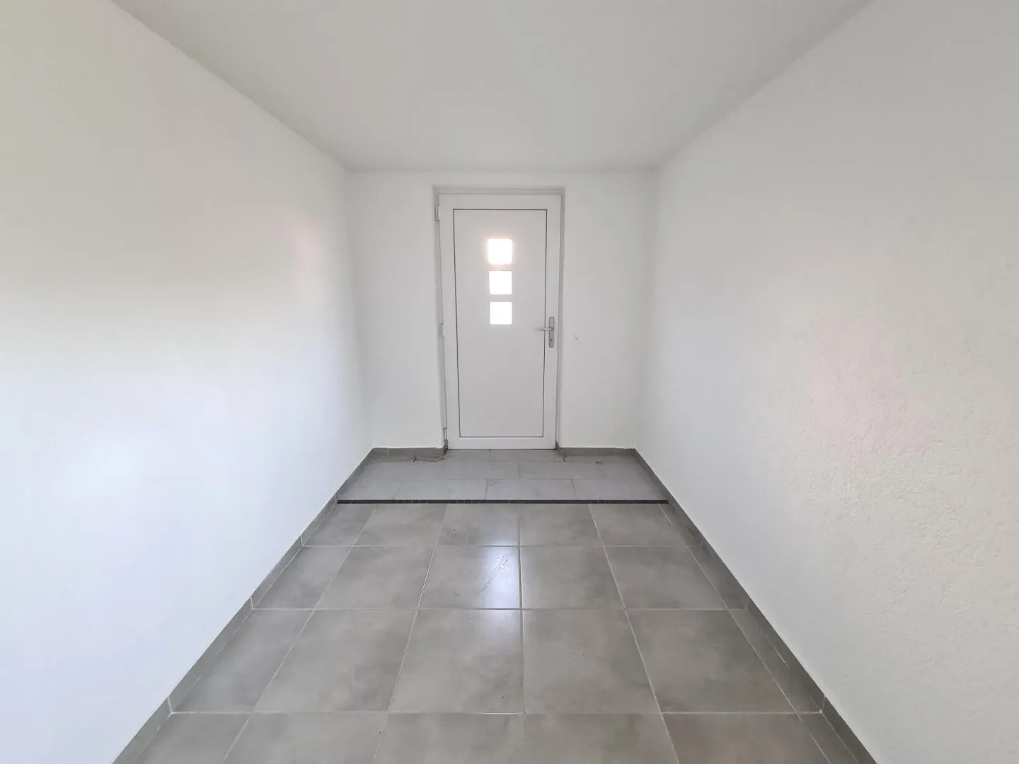Very nice and spacious villa ideally located comprising 3 apartments - Photo 22 of 30