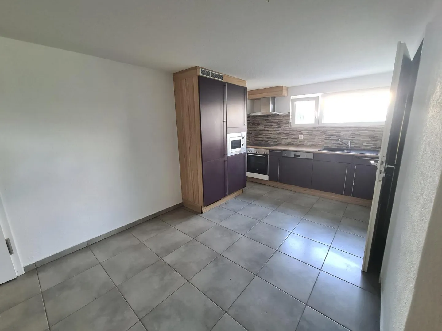 Very nice and spacious villa ideally located comprising 3 apartments - Photo 24 of 30