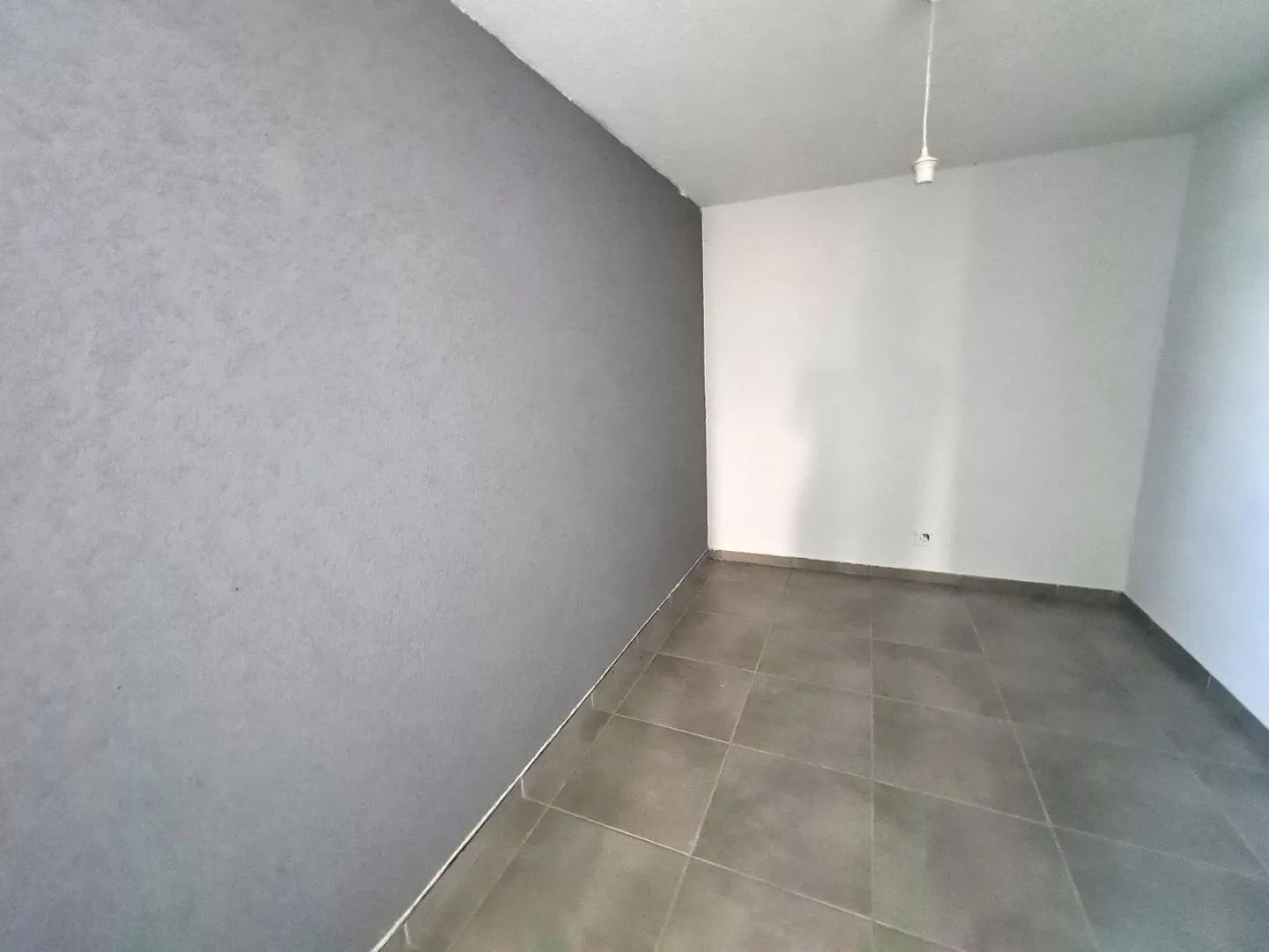 Very nice and spacious villa ideally located comprising 3 apartments - Photo 27 of 30