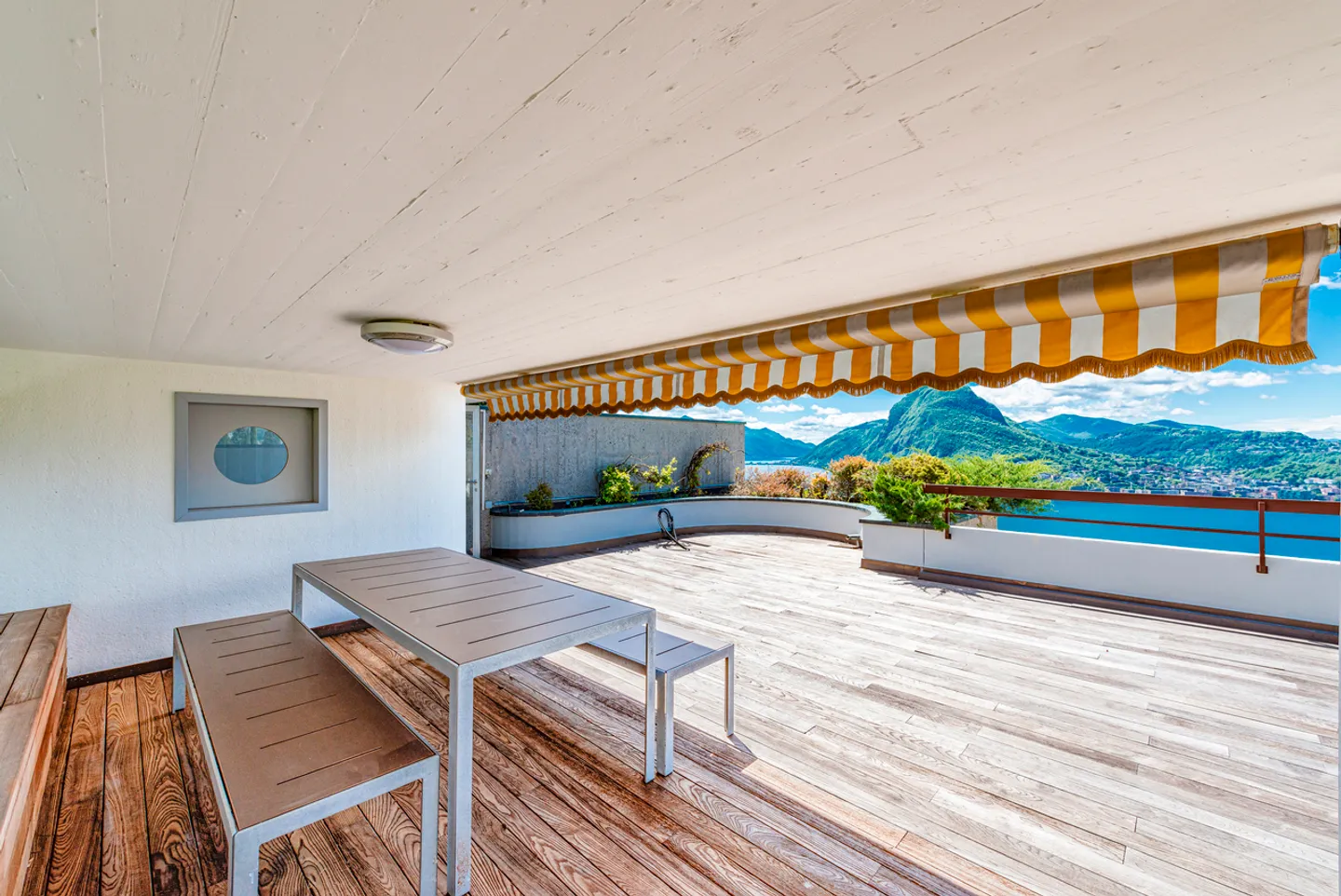 Modern penthouse with stunning rooftop terrace - Photo 2 of 16