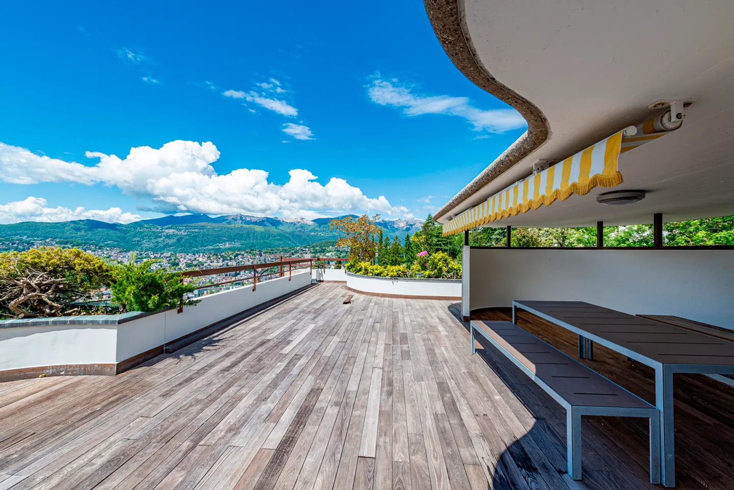 Modern penthouse with stunning rooftop terrace - Photo 3 of 16