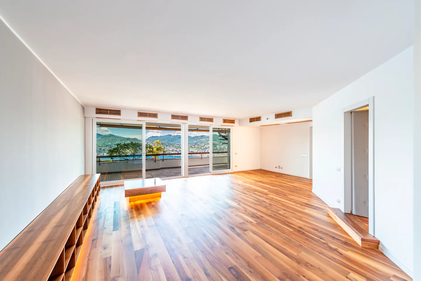 Modern penthouse with stunning rooftop terrace - Photo 8 of 16