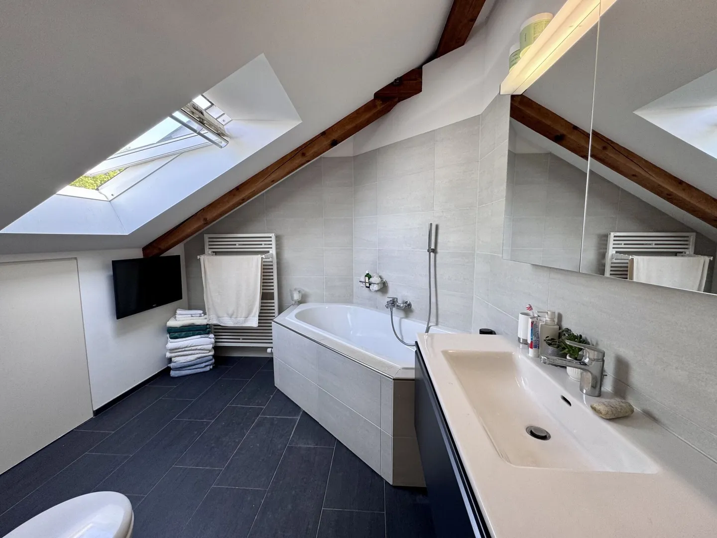 Spacieux Duplex de 3½ Pièces de 150 m² avec Balcon et 2 Salles de Bain à Albisriederplatz - Photo 10 sur 15