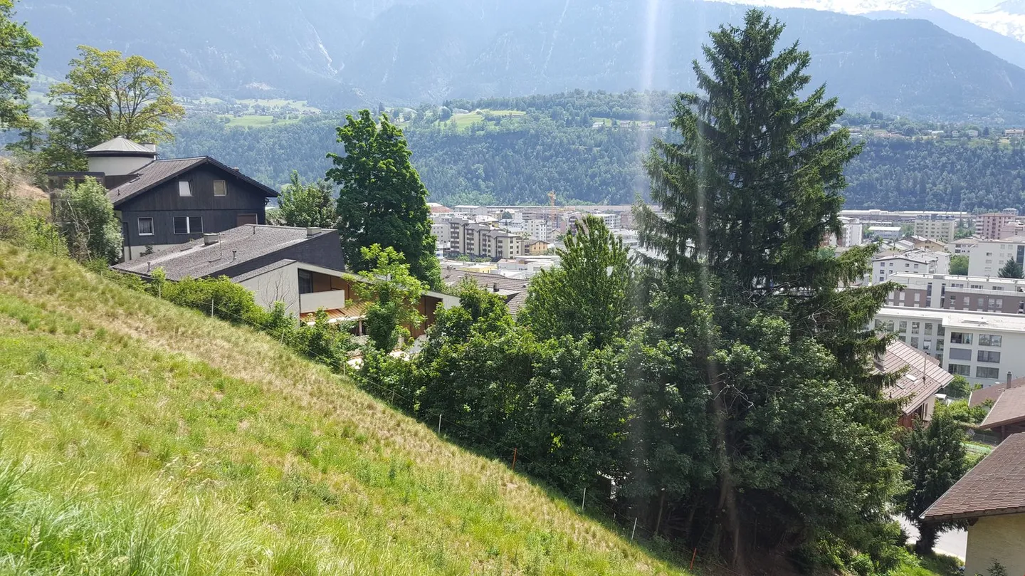 Erhöhtes Baugrundstück über den Dächern von Naters - Foto 3 von 9