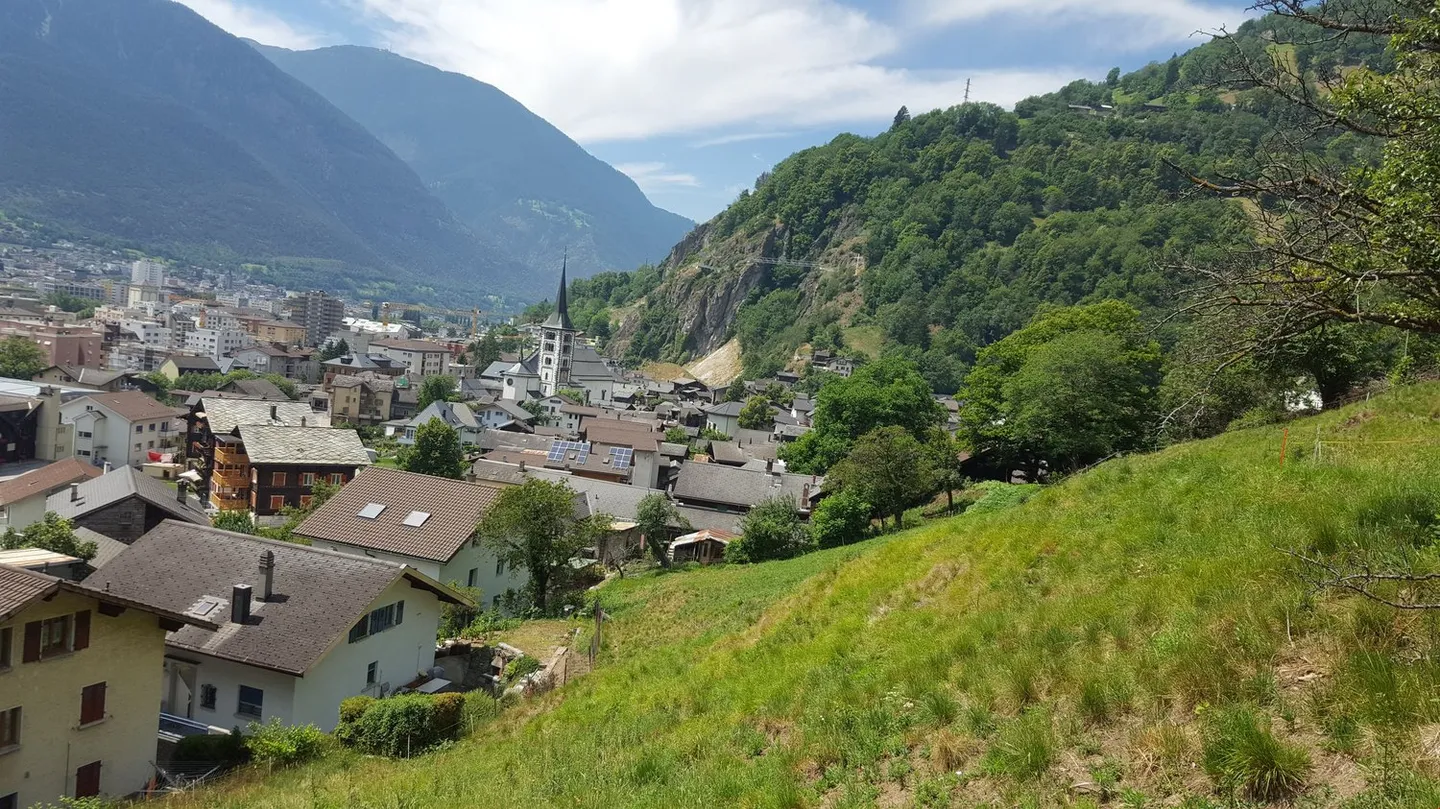 Erhöhtes Baugrundstück über den Dächern von Naters - Foto 1 von 9