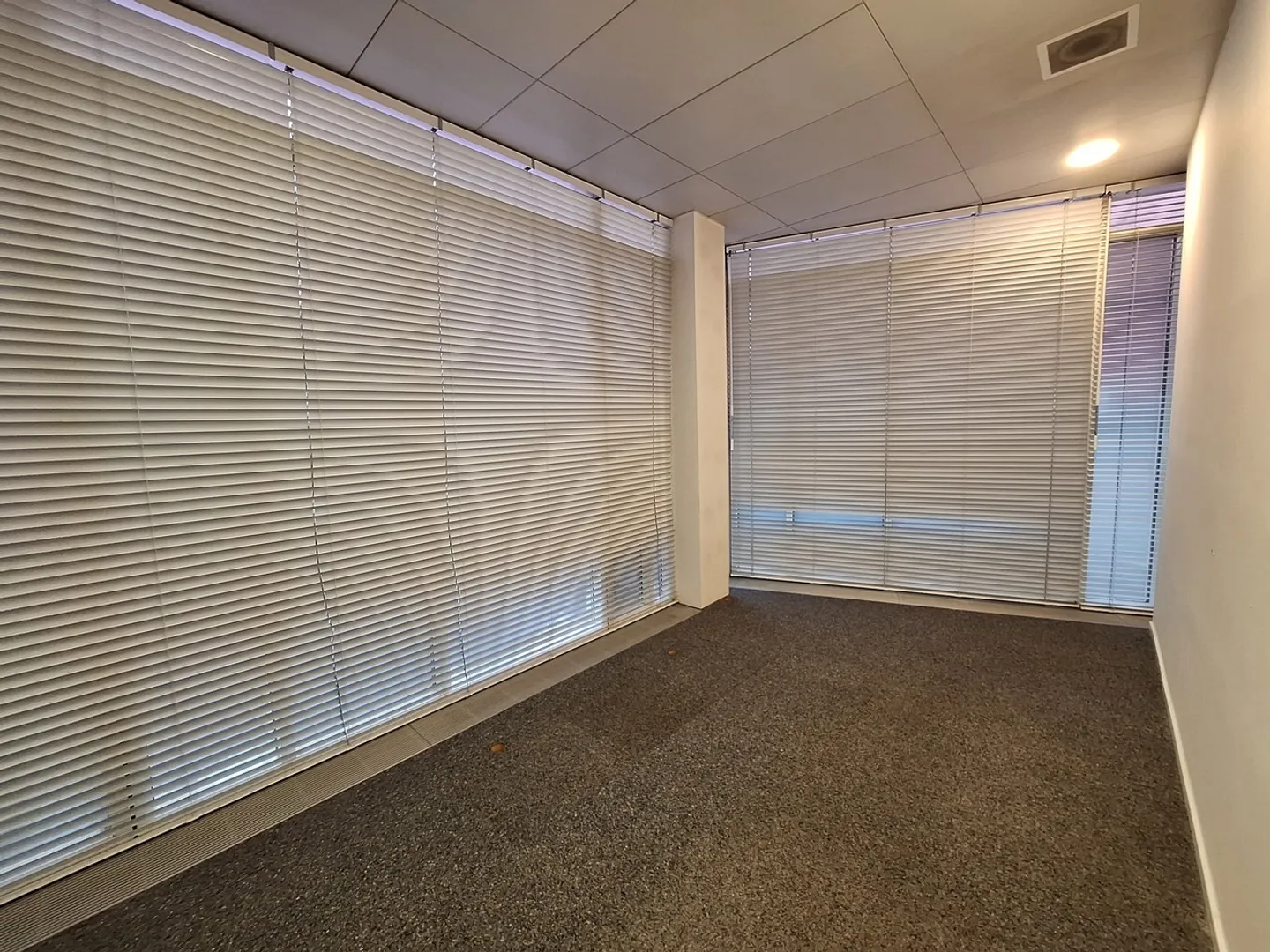 Negozio/Ufficio 64m2 - Spazi per uffici di circa 200 a 400m2 - presso la stazione SBB - Foto 12 di 16