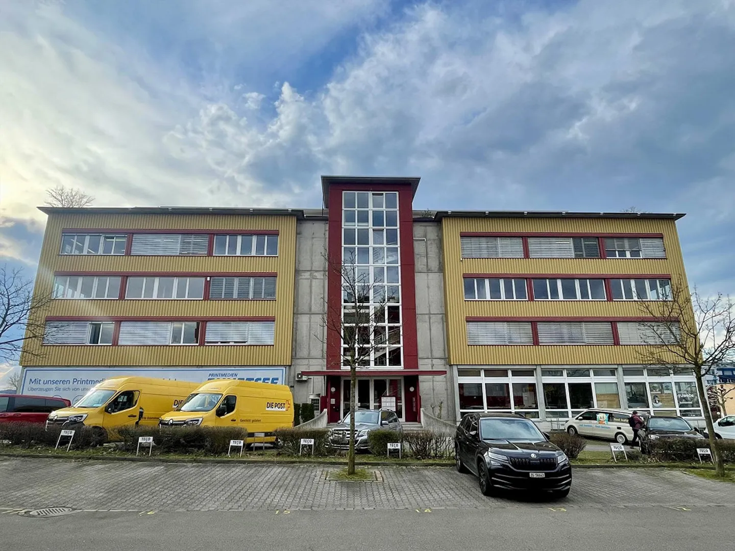 Spazio commerciale versatile con unità ufficio e area di stoccaggio centrale - Foto 2 di 13
