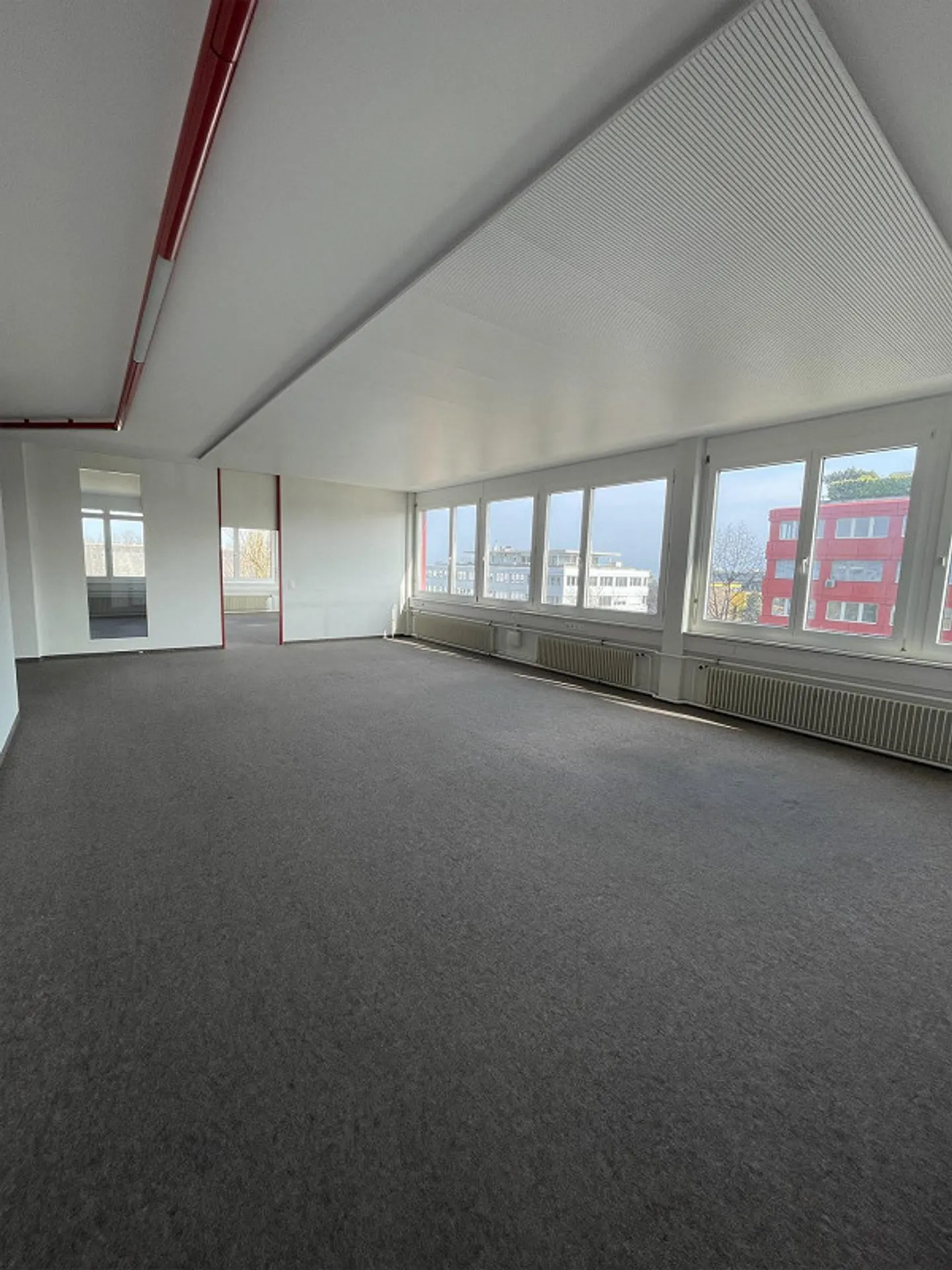 Spazio commerciale versatile con unità ufficio e area di stoccaggio centrale - Foto 3 di 13