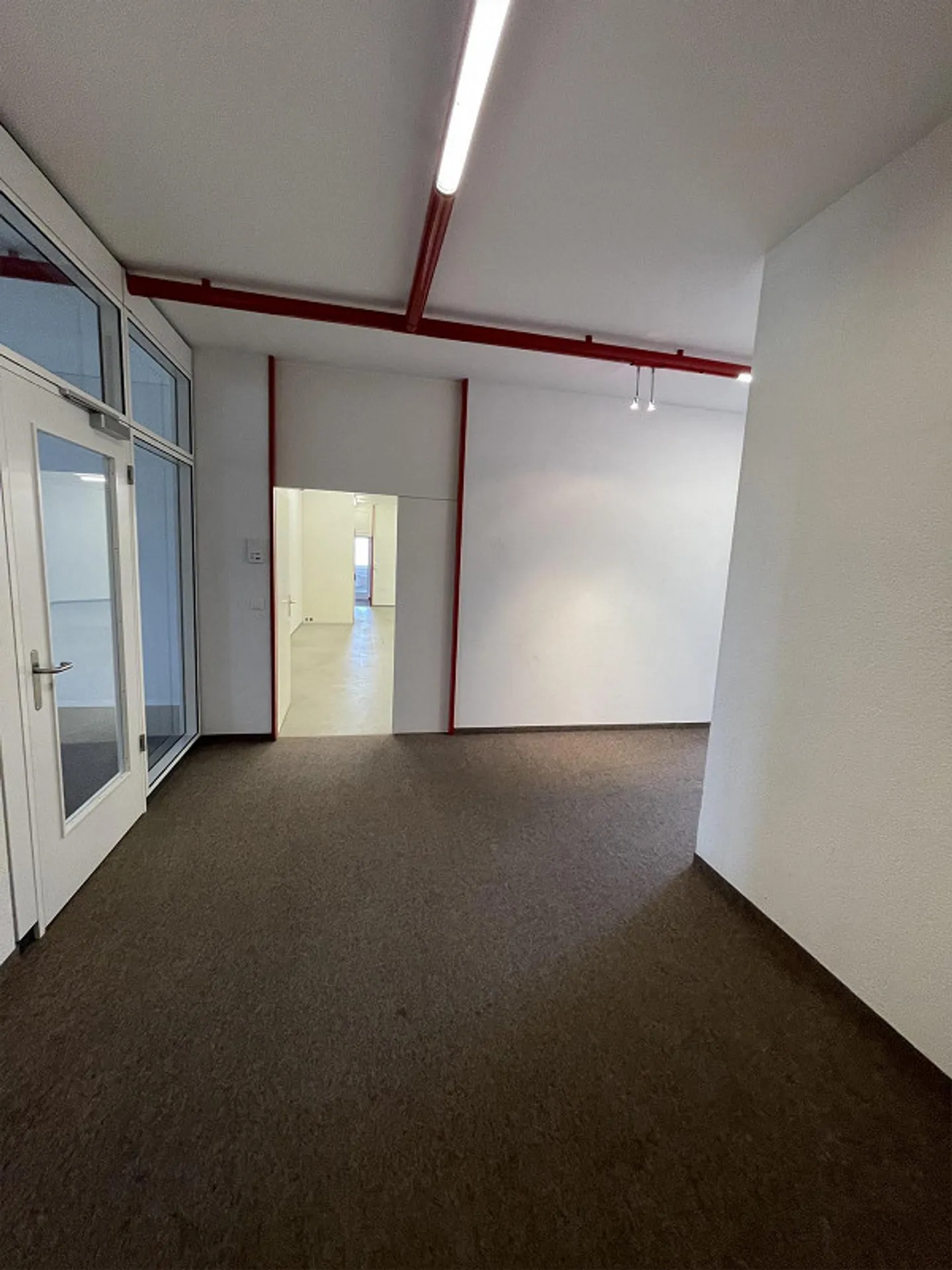 Spazio commerciale versatile con unità ufficio e area di stoccaggio centrale - Foto 6 di 13