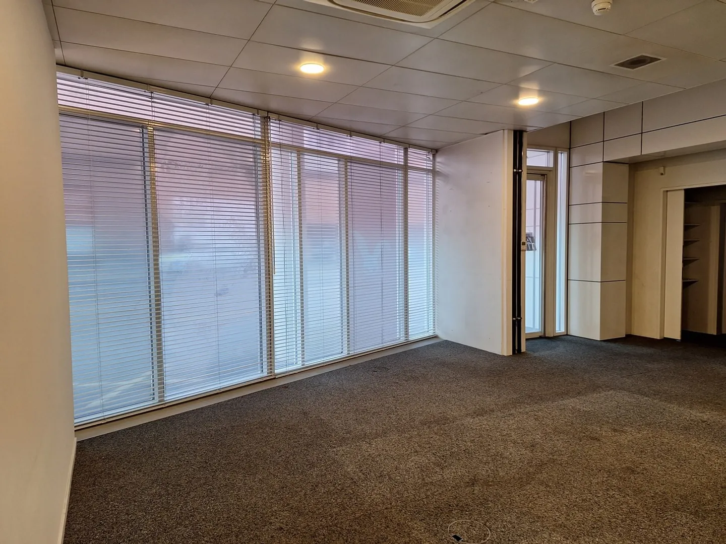 Negozio/Ufficio 64m2 - Spazi per uffici di circa 200 a 400m2 - presso la stazione SBB - Foto 13 di 16