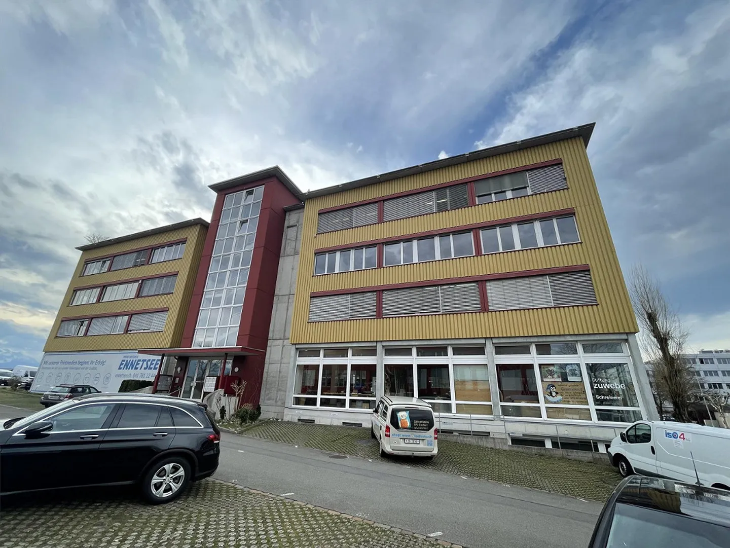 Spazio commerciale versatile con unità ufficio e area di stoccaggio centrale - Foto 1 di 13