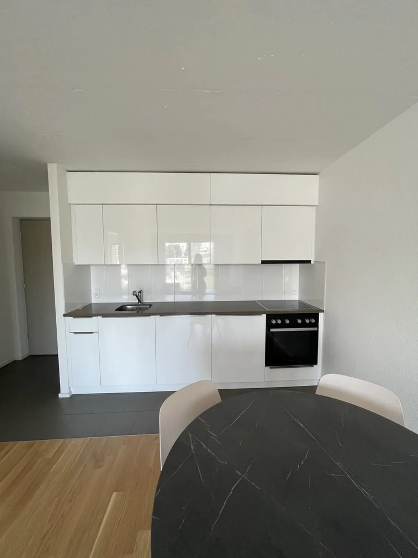 Modern Apartment in Urban Area - Photo 4 of 6