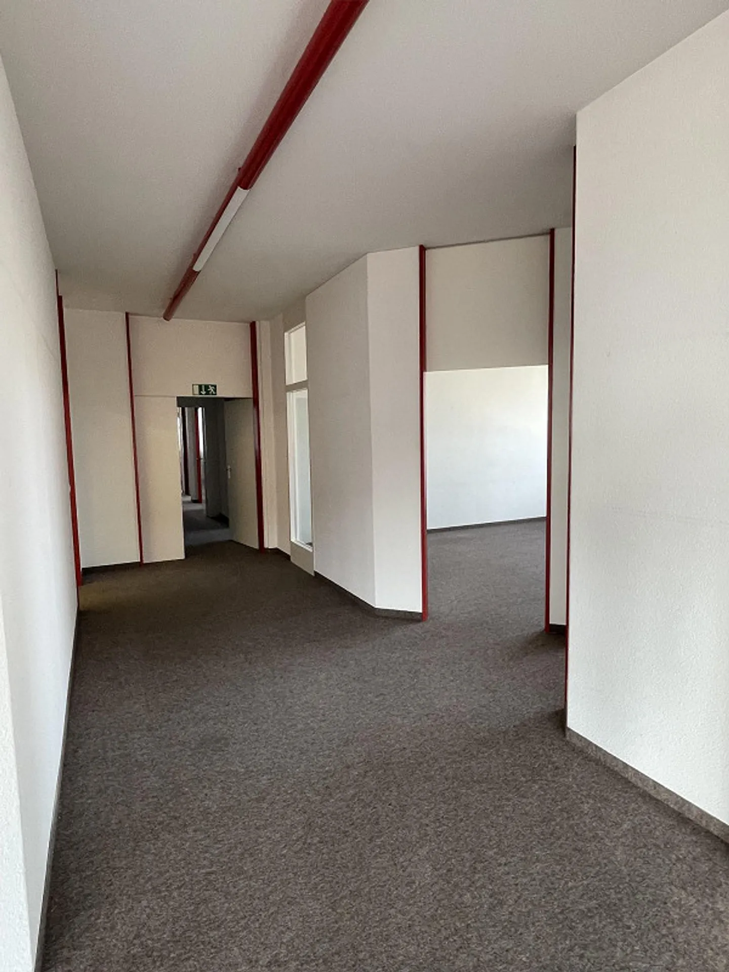Spazio commerciale versatile con unità ufficio e area di stoccaggio centrale - Foto 11 di 13