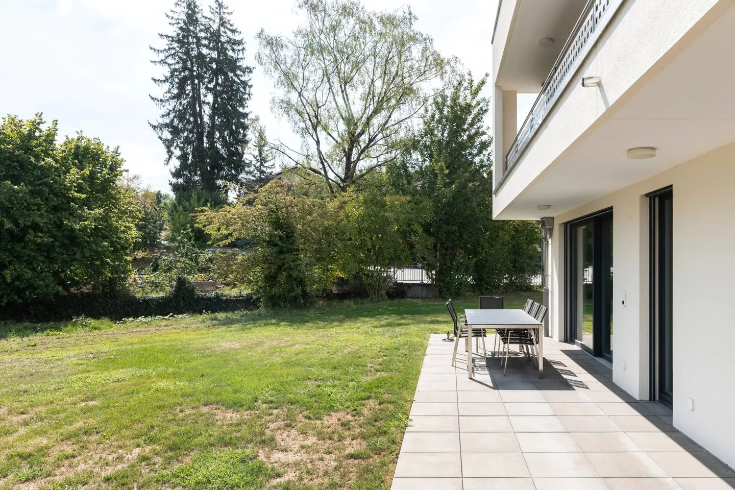 De haute qualité et confortable – Votre nouveau chez-vous avec terrasse de jardin donnant sur l'Oeschbach - Photo 8 sur 16