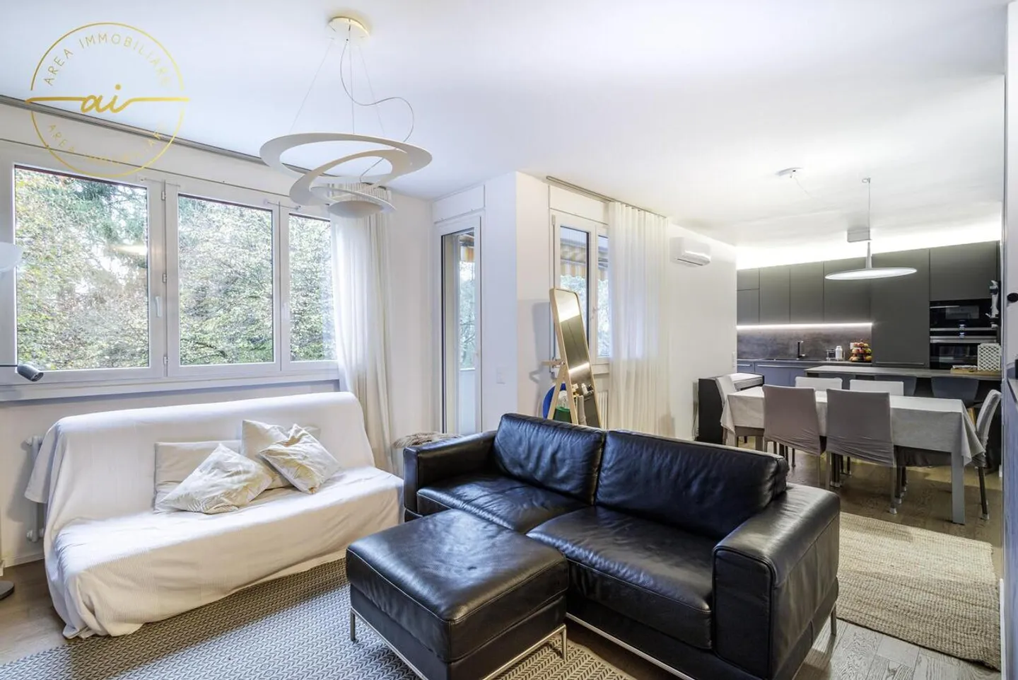 Welcoming 4.5 Room Apartment with Balconies in the Green - Photo 6 of 13