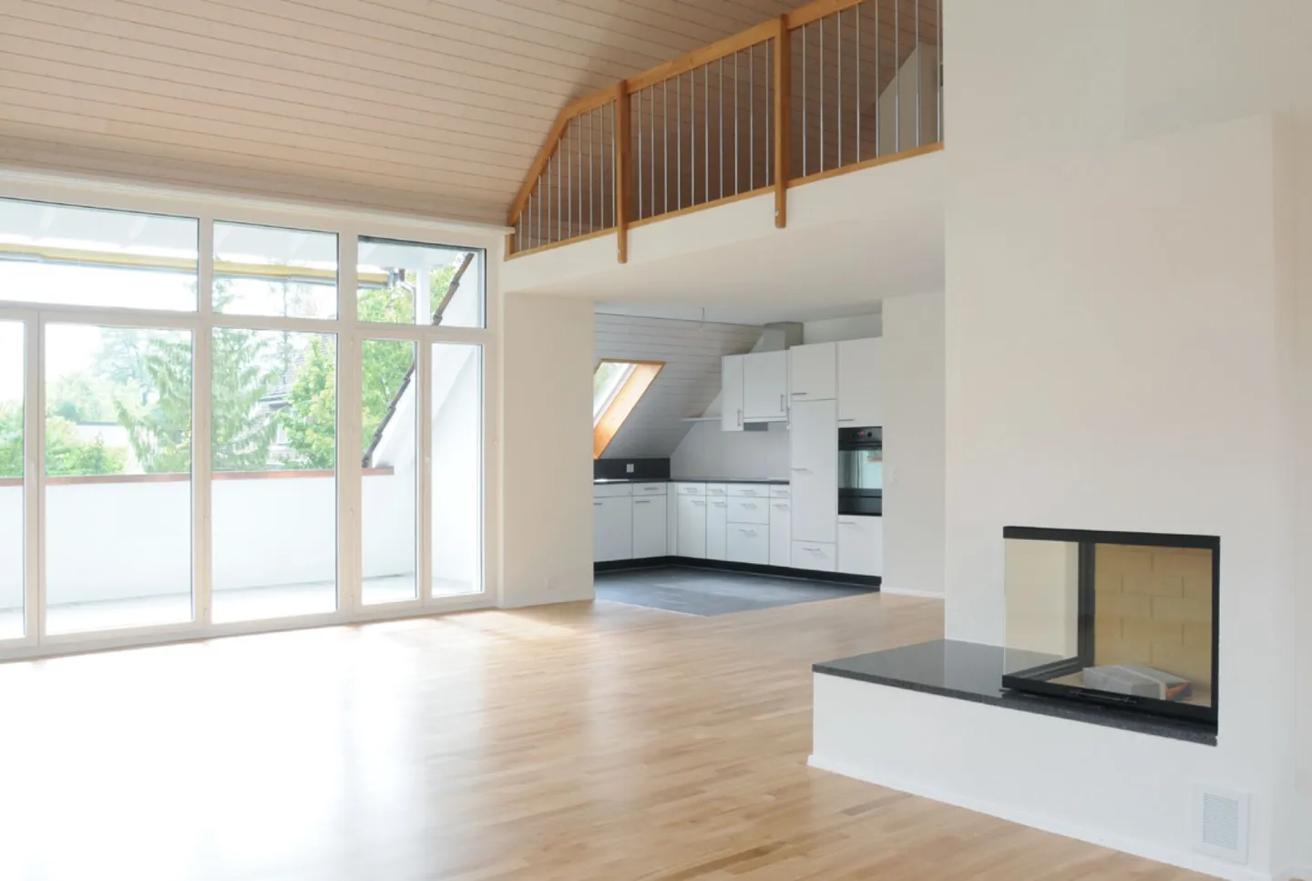 Spacious 4.5-room maisonette apartment with gallery, terrace, and flexible living concept - Photo 1 of 14