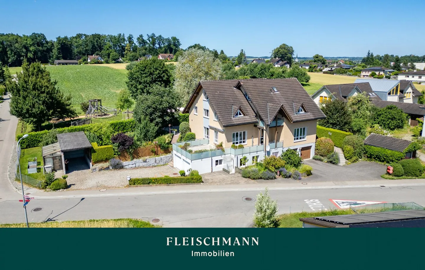 Gepflegtes Mehrfamilienhaus mit schönem Umschwung - Foto 1 von 28