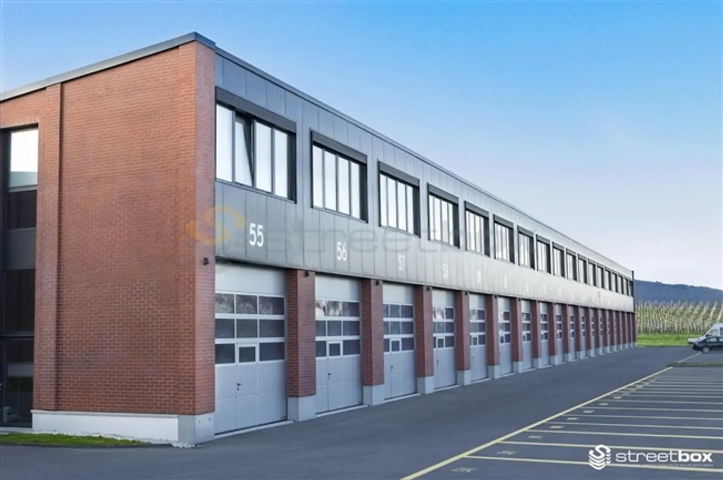 115 m2 Streetbox very well located! Box n°33 - Photo 1 of 6