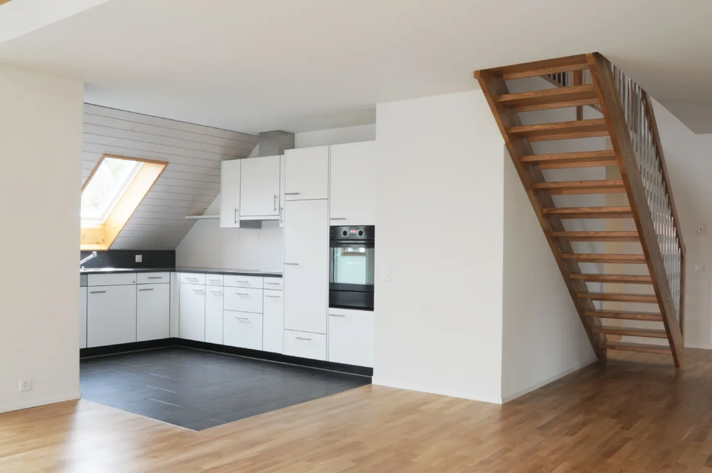 Spacious 4.5-room maisonette apartment with gallery, terrace, and flexible living concept - Photo 2 of 14